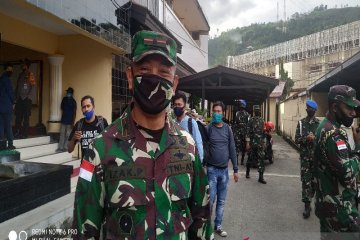 KKB tembak kendaraan militer di Serambakom akibatkan tiga TNI terluka