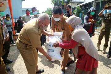 Bupati Tanjabbar salurkan bantuan sosial beras untuk PKH