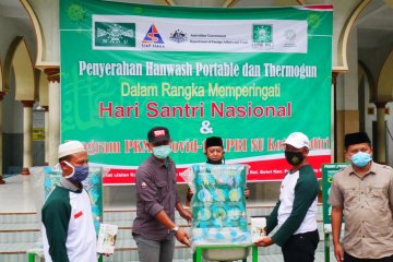 LPBI NU serahkan bantuan pencuci tangan dan pengukur suhu untuk warga