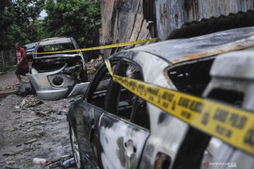 Diduga terpercik bara rokok, 15 mobil di sebuah bengkel terbakar