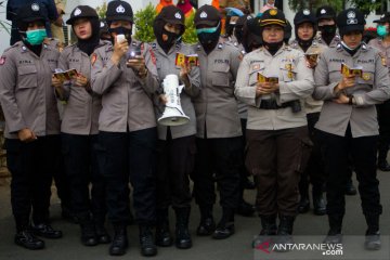 Redam emosi demonstran, polisi bacakan Asmaul Husna