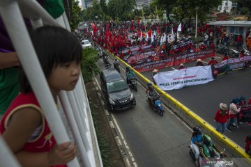 TransJakarta hentikan sembilan layanan akibat aksi demo di Patung Kuda
