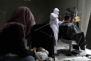 Pangkas Rambut Gunakan APD