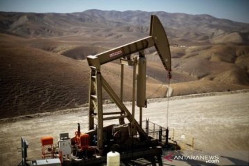 Minyak jatuh tertekan kekhawatiran permintaan China dan  pasokan OPEC