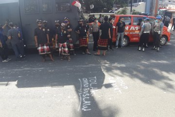 Polisi libatkan pecalang dalam pengamanan unjuk rasa tolak UU Ciptaker