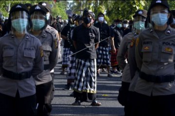Pecalang turut dalam pengamanan unjuk rasa di Denpasar