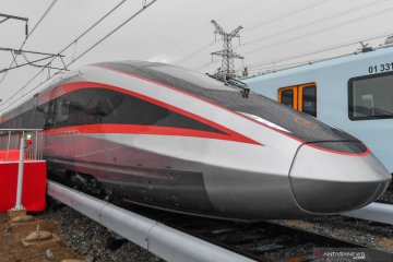 Kereta cepat tipe baru dengan kecepatan 400 km per jam