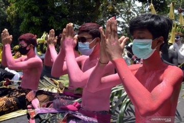 Tradisi Ngerebeg di Bali dengan protokol kesehatan