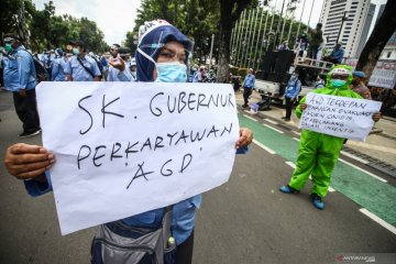 Aksi pekerja Ambulans Gawat Darurat Dinas Kesehatan Jakarta