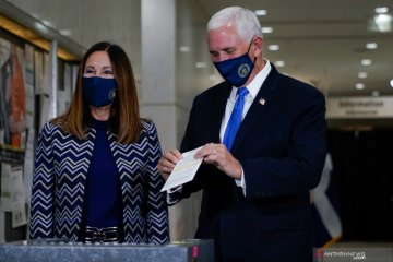 Wapres AS Mike Pence berikan suaranya di Indiana