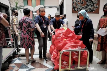 Kemensos salurkan bantuan sembako ke 1.078 pegawai hotel di Bandung