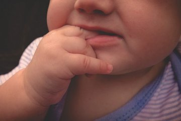 Gigi anak belum tumbuh, bagaimana cara bersihkan mulutnya?