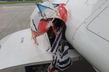 Roda pesawat tersangkut layangan saat mendarat di Bandara Adisutjipto