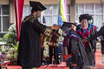 Wisuda secara drive thru di Politeknik Negeri Sriwijaya