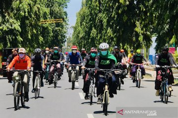 Gowes sambut Hari Santri di Situbondo, Khofifah sosialisasi COVID-19