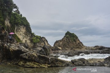 Menikmati keindahan hutan dan laut di Pantai Karang Ninin Pangandaran