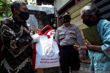 Nenek Sumirah dapat bantuan pangan dan uang dari Presiden Jokowi