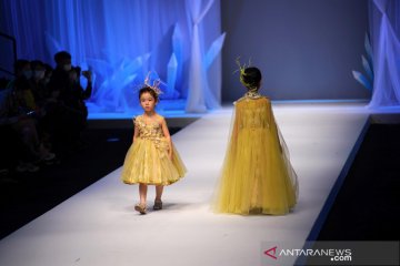 Lenggak-lenggok model cilik di China Fashion Week