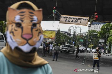 Aksi teatrikal aktivis lingkungan di Bandung