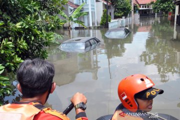 Banjir rendam perumahan griya cimanggu indah di Bogor