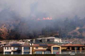 Api kebakaran hutan mulai mendekati permukiman warga di California
