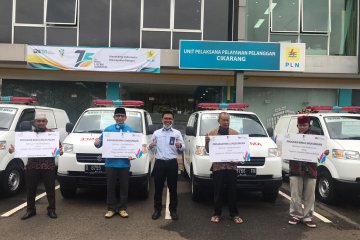 PLN Cikarang salurkan bantuan mobil ambulans ke empat yayasan