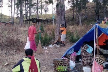 Masyarakat adat bersihkan sampah di Gunung Rinjani Lombok