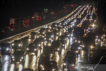 Kepadatan kendaraan di tol Jagorawi jelang libur panjang