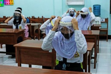 Bantuan pelindung wajah untuk siswa