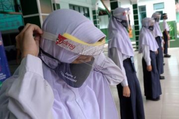 Bantuan pelindung wajah untuk siswa