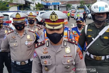 Ribuan kendaraan padati Bandung, Polisi akan derek parkir liar