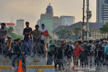 Massa yang didominasi remaja tanggung masih bertahan di Patung Kuda