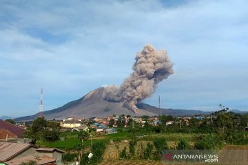 Gunung Sinabung kembali erupsi luncurkan awan panas sejauh 2.000 meter