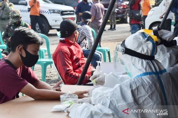 Tes COVID-19 massal dilakukan pada wisatawan di Jalur Puncak Bogor