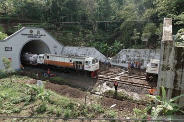 Longsor ganggu perjalanan kereta api di Banyumas