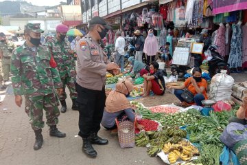 Satgas COVID-19 ingatkan pedagang  di pasar patuhi protokol kesehatan