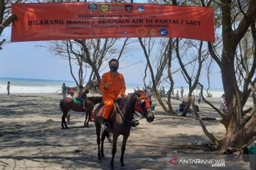 Petugas Basarnas Yogyakarta berpatroli di pantai-pantai tempat wisata