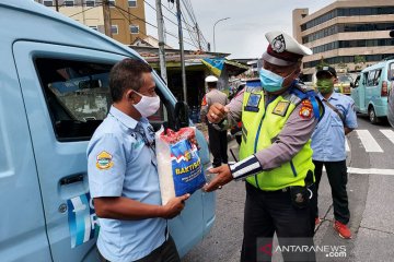 Polda Metro Jaya bagikan 20 ton beras dalam Operasi Zebra Jaya 2020