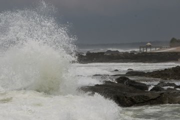 Warga pesisir Lebak diminta BPBD Banten waspadai gelombang enam meter