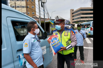 Satlantas Wilayah Jakbar bagikan sembako untuk pengendara taat lalin