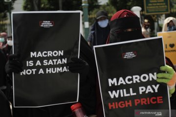 Puluhan ribu Muslim protes pernyataan presiden Prancis