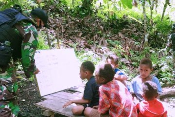 Satgas Pamtas RI-PNG berikan bimbingan belajar anak di perbatasan