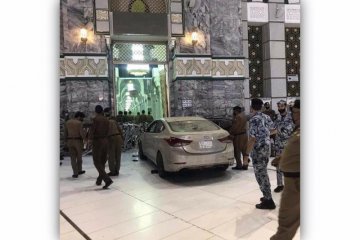 Sebuah mobil terobos masuk halaman Masjidil Haram di Makkah