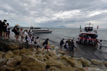 Aktivitas penyeberangan di Pelabuhan Sanur Bali
