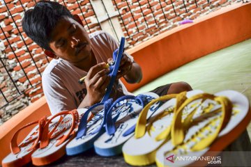 Beralih profesi menjadi perajin sandal karakter