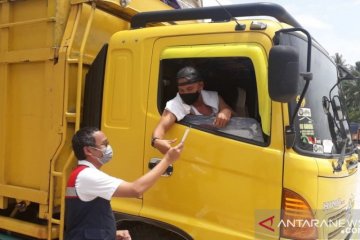 HK bagikan masker dan handsanitizer di rest area 20B tol ruas Bakter