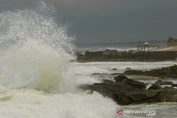 Wisatawan Pantai Pasir Putih Cihara diminta waspada gelombang tinggi