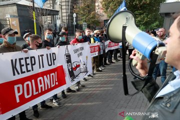 Puluhan ribu protes menentang aturan aborsi di Polandia