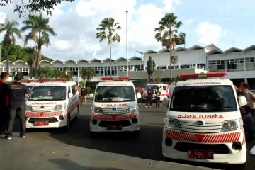 Bawaslu dan Pemkab Jember tutup gambar calon petahana di ambulan