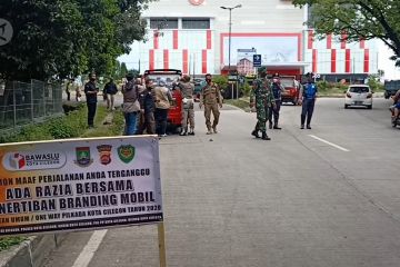 Belasan angkot bergambar pasangan calon di Kota Cilegon terjaring penertiban